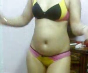 Мамочка с большими сиськами в масле доводит дилдо до оргазма