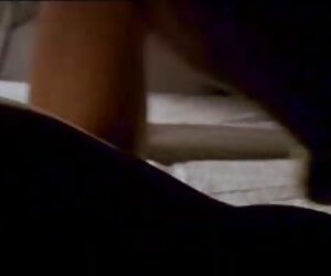 Игривая грудастая детка делает обнаженные фото