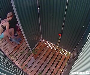 Playboy девушка нежно ласкает большие сиськи